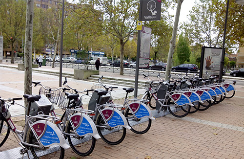 bicicletas aparcadas en una calle de valladolid